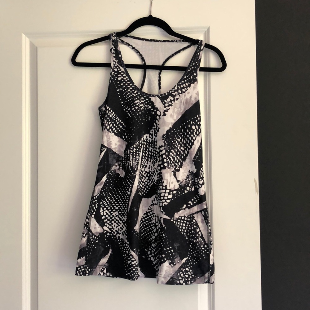 Black and white print lulu lemon workout top
